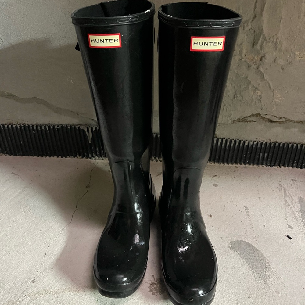 Black hunter boots